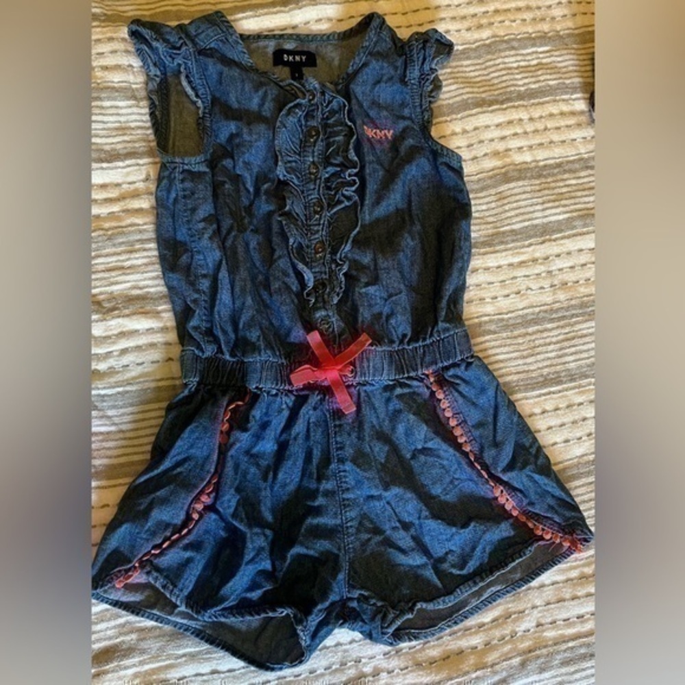 DKNY Girls Shorts Romper, Ruffles, Denim and Pink, size 7. 

Super cute and ge